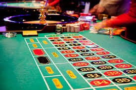 Colorful slot style view of The Dog House on 6662 bet mobile screens